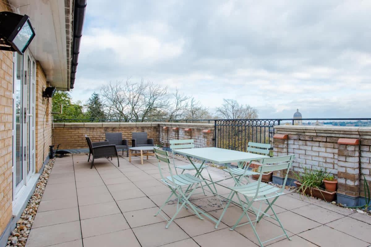 The Sparkford Gardens - Lovely 2bdr With Balcony Apartamento
