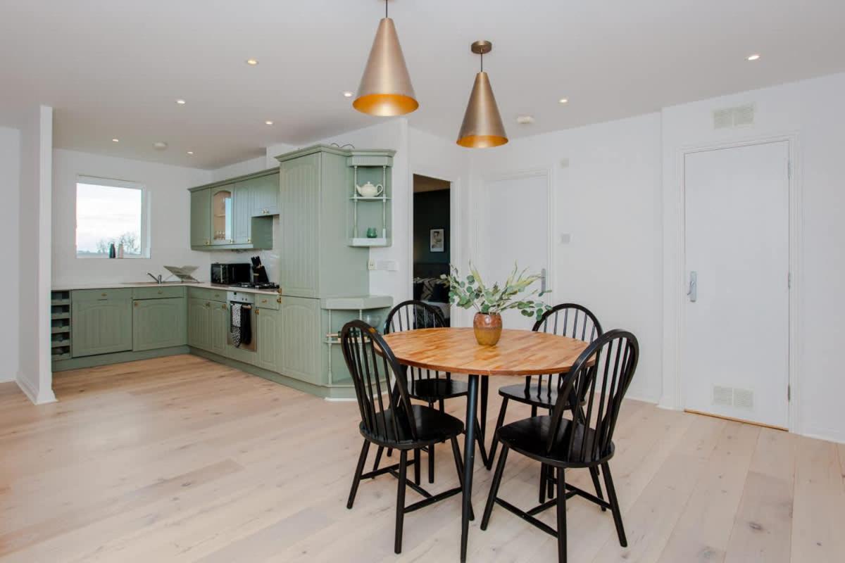 The Sparkford Gardens - Lovely 2bdr With Balcony Apartamento *