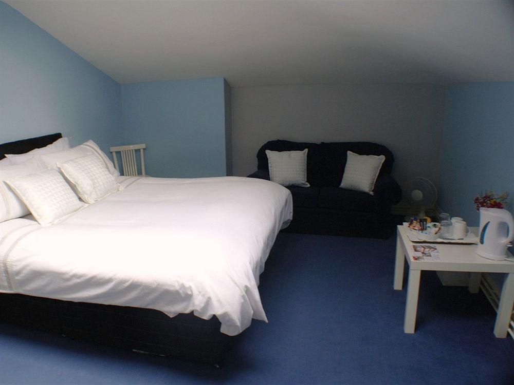 The Castle Bar Bed & Breakfast London