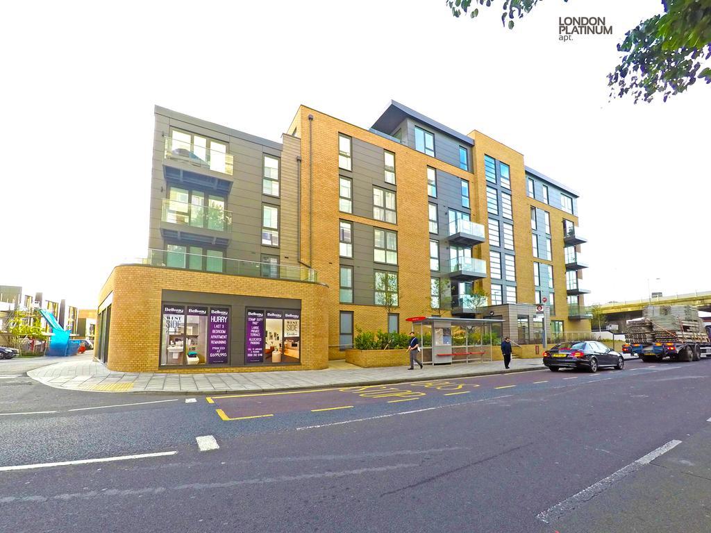 West Side -brentford, Apartment *
