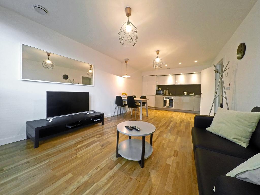 West Side -brentford, Apartment *