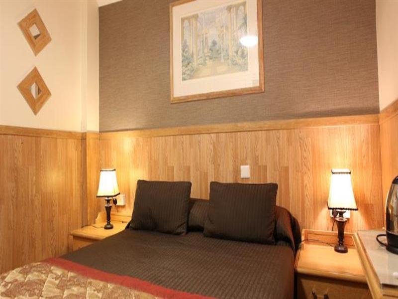 Huttons Hotel, Victoria Hotel