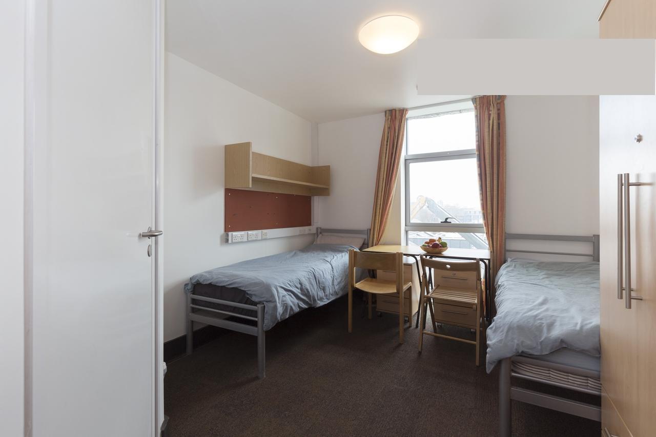 Hostal Davies Court *