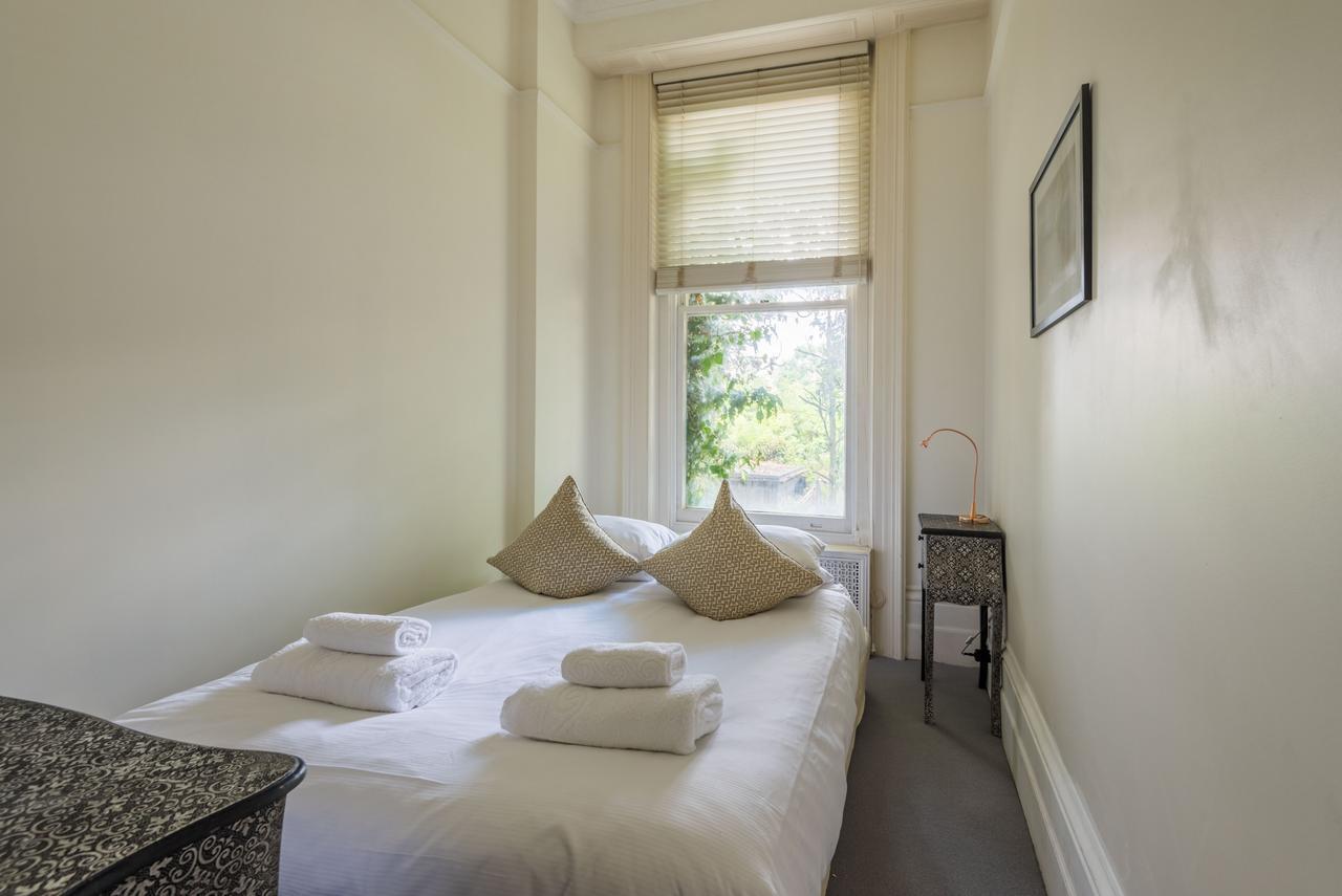 Lovely Chelsea Near The Thames By Underthedoormat *