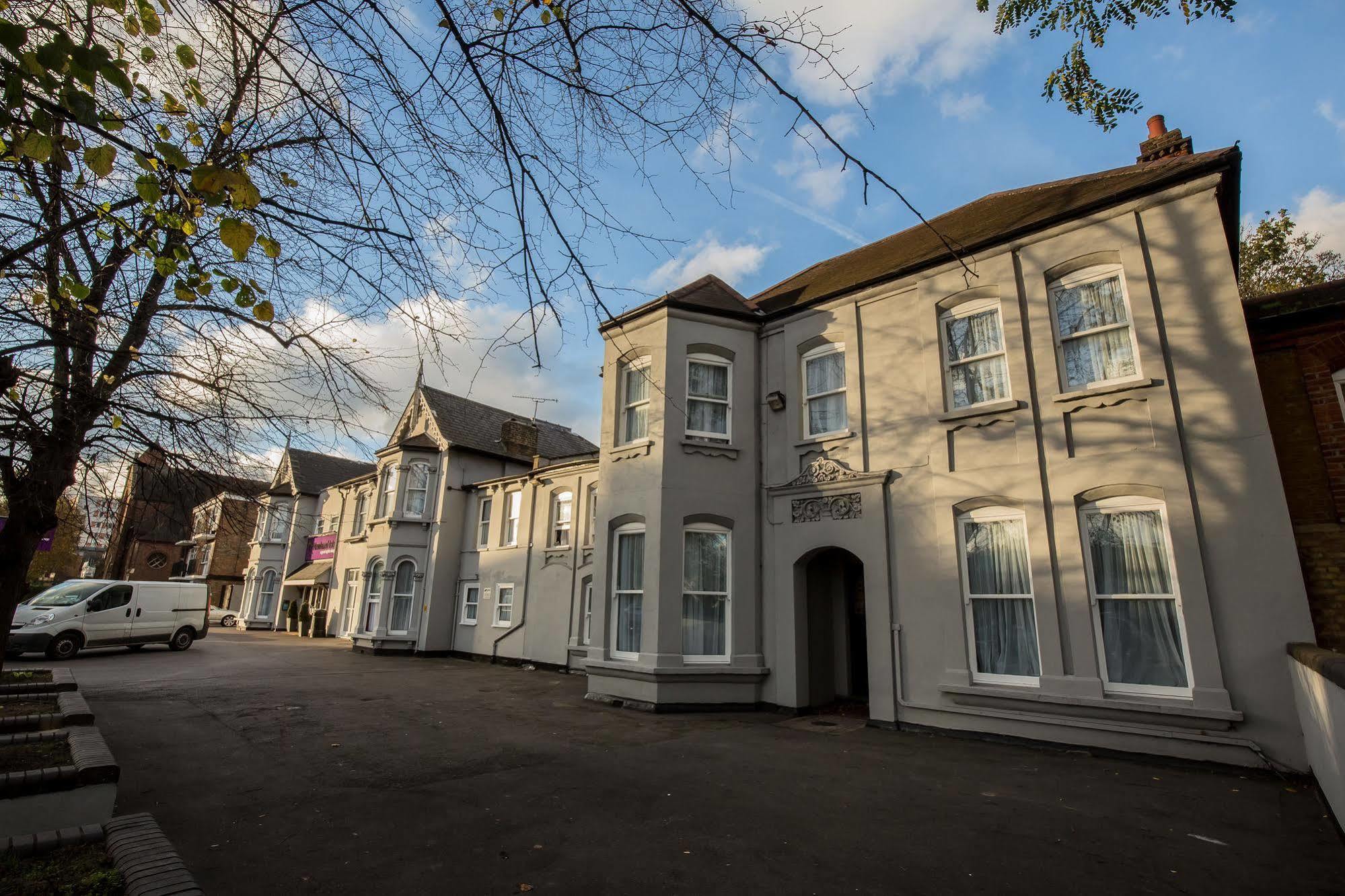 Newham Hotel 2*