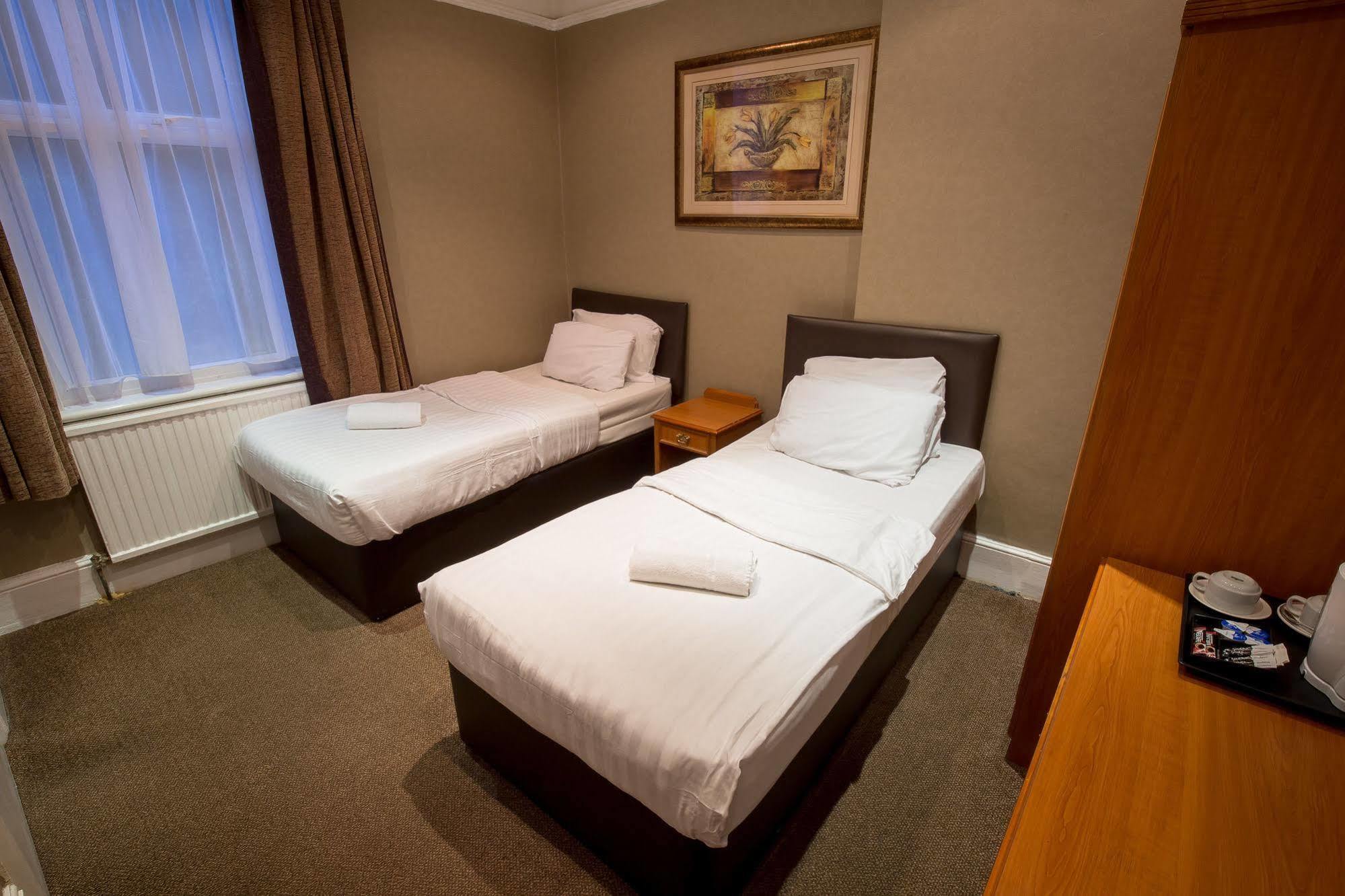 Newham Hotel 2*