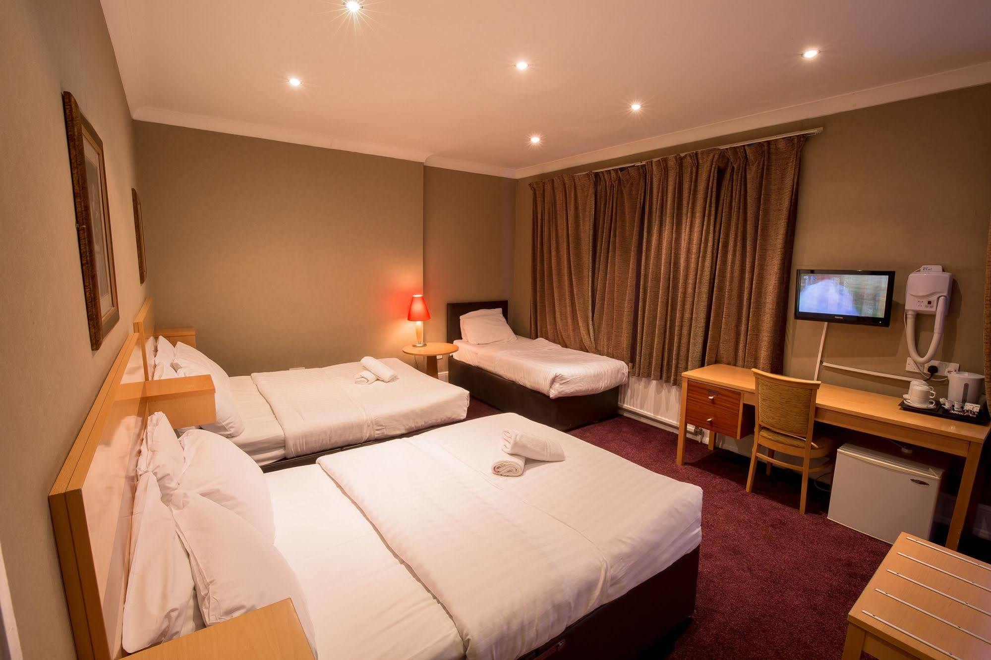 Newham Hotel 2*