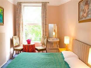 Curzon House Pensión 2*