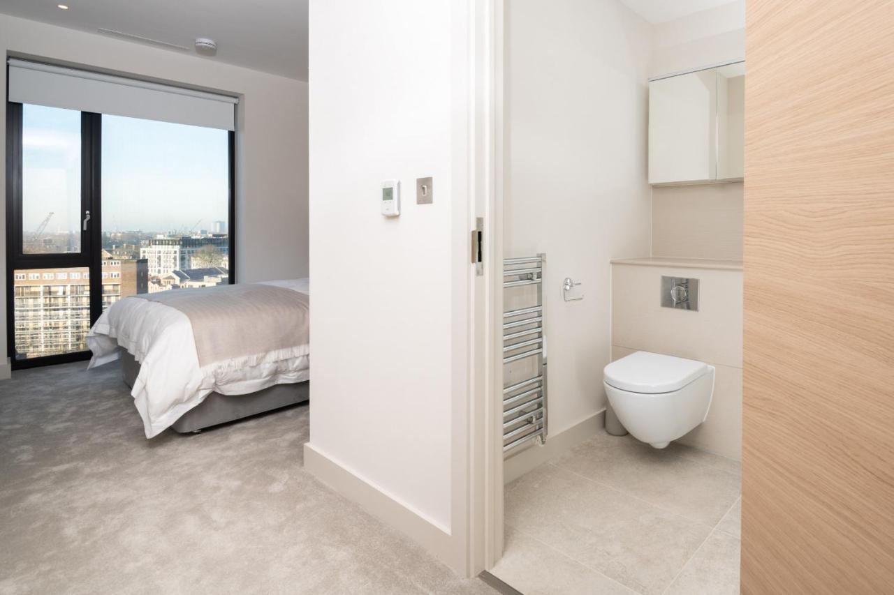 Modern Family Close To Victoria Station By Underthedoormat * Londres