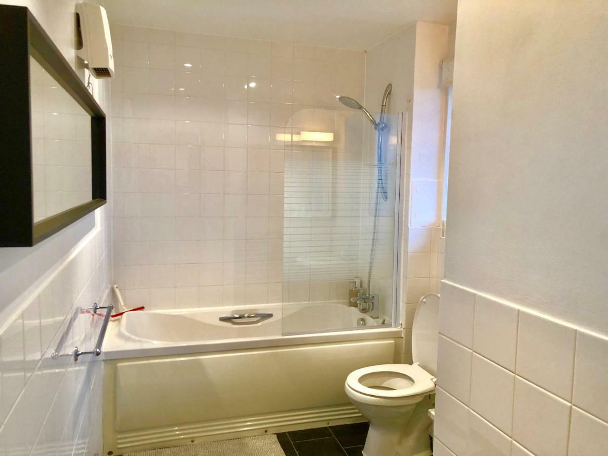 2 Bedrooms Modern Apartment, Lounge, Full Kitchen, Balcony, 5 Minutes Stratford Station Apartamento Londres