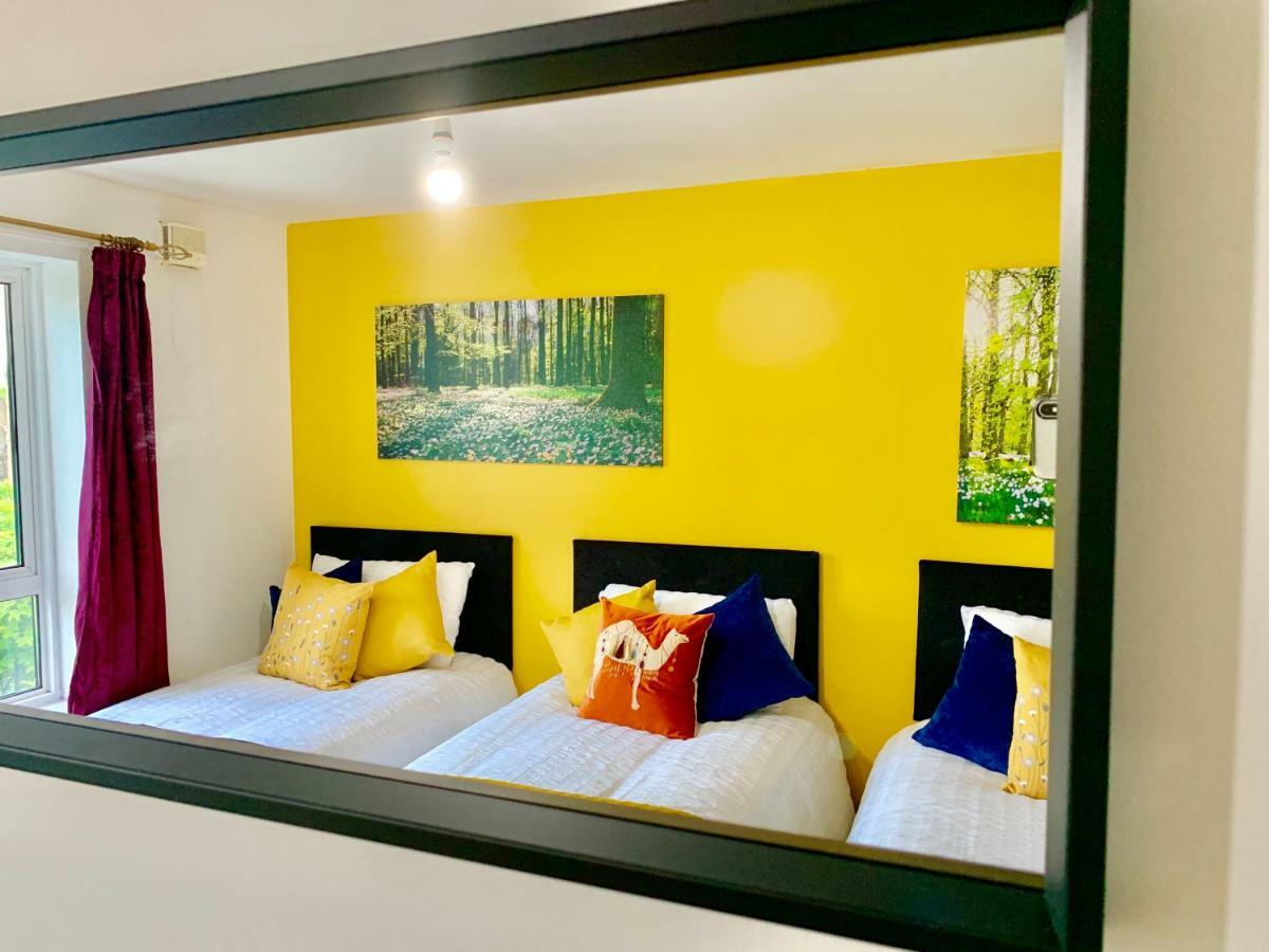 2 Bedrooms Modern Apartment, Lounge, Full Kitchen, Balcony, 5 Minutes Stratford Station Apartamento Londres