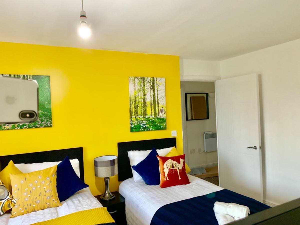 2 Bedrooms Modern Apartment, Lounge, Full Kitchen, Balcony, 5 Minutes Stratford Station Londres
