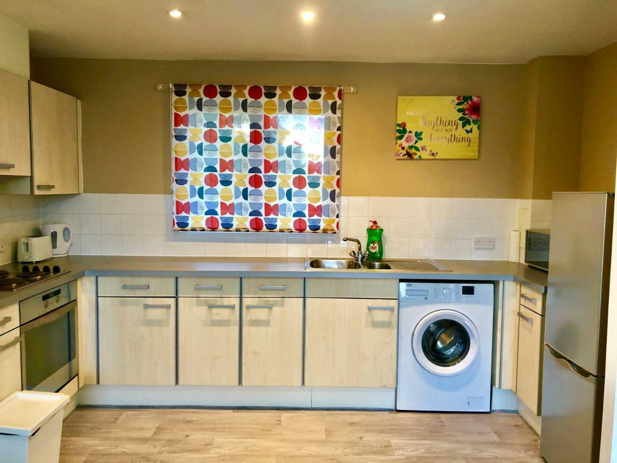 2 Bedrooms Modern Apartment, Lounge, Full Kitchen, Balcony, 5 Minutes Stratford Station Londres