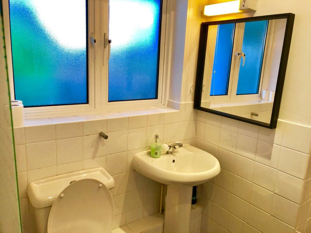 2 Bedrooms Modern Apartment, Lounge, Full Kitchen, Balcony, 5 Minutes Stratford Station Apartamento *