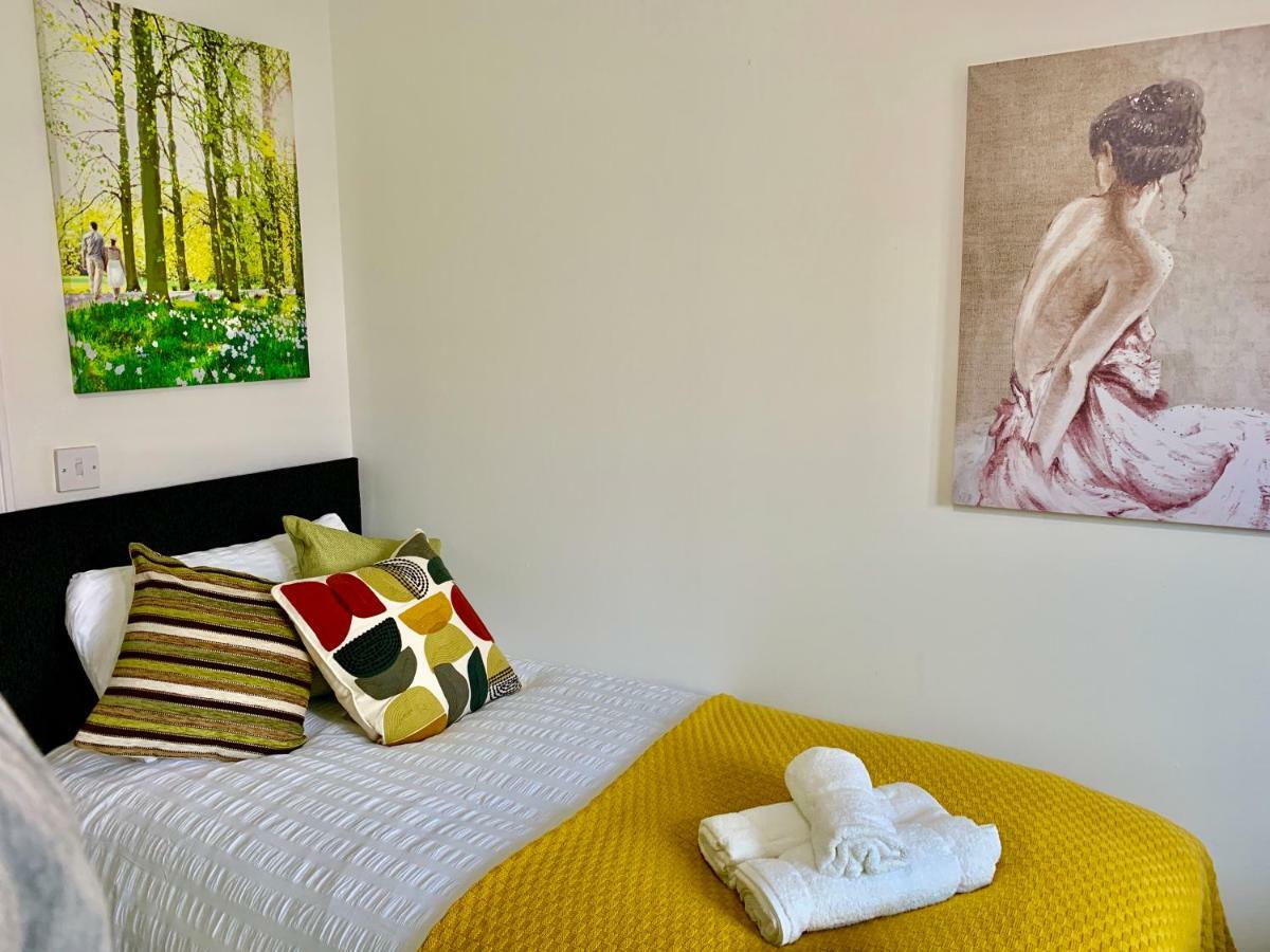 2 Bedrooms Modern Apartment, Lounge, Full Kitchen, Balcony, 5 Minutes Stratford Station Londres