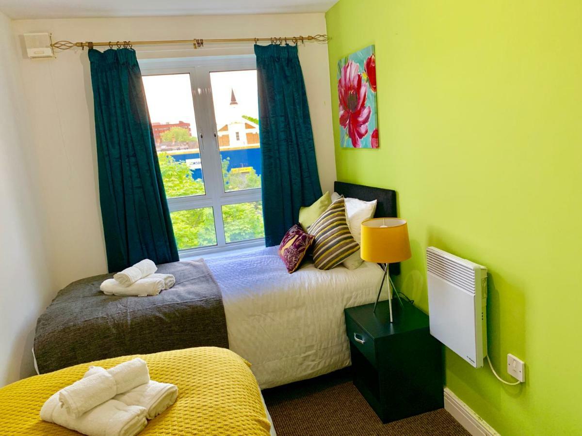 2 Bedrooms Modern Apartment, Lounge, Full Kitchen, Balcony, 5 Minutes Stratford Station Apartamento *