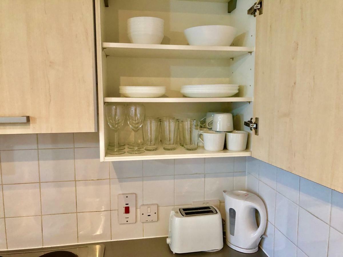 2 Bedrooms Modern Apartment, Lounge, Full Kitchen, Balcony, 5 Minutes Stratford Station Apartamento