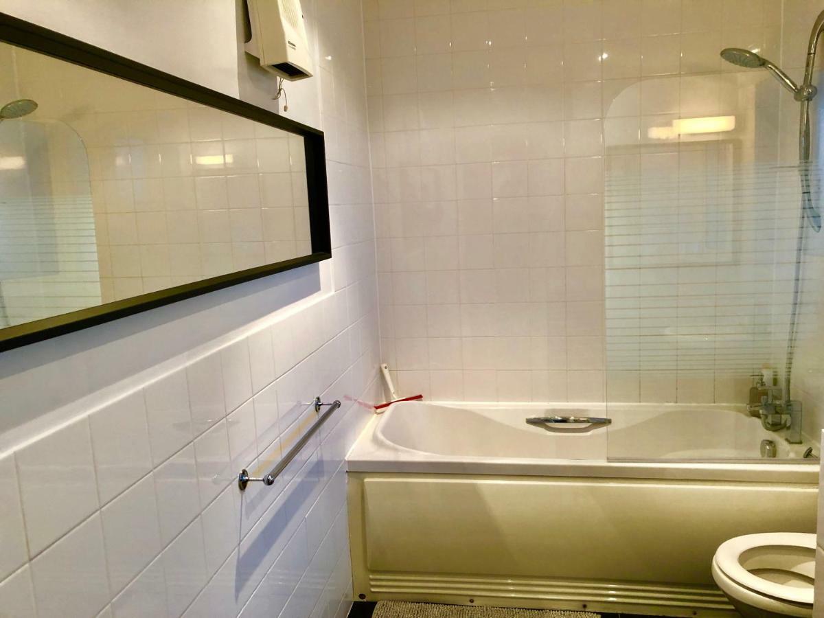 2 Bedrooms Modern Apartment, Lounge, Full Kitchen, Balcony, 5 Minutes Stratford Station Apartamento