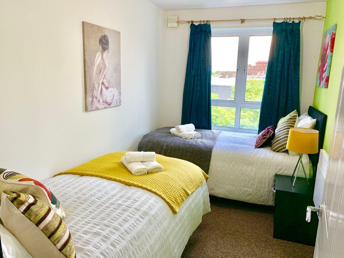 Apartamento 2 Bedrooms Modern Apartment, Lounge, Full Kitchen, Balcony, 5 Minutes Stratford Station Londres