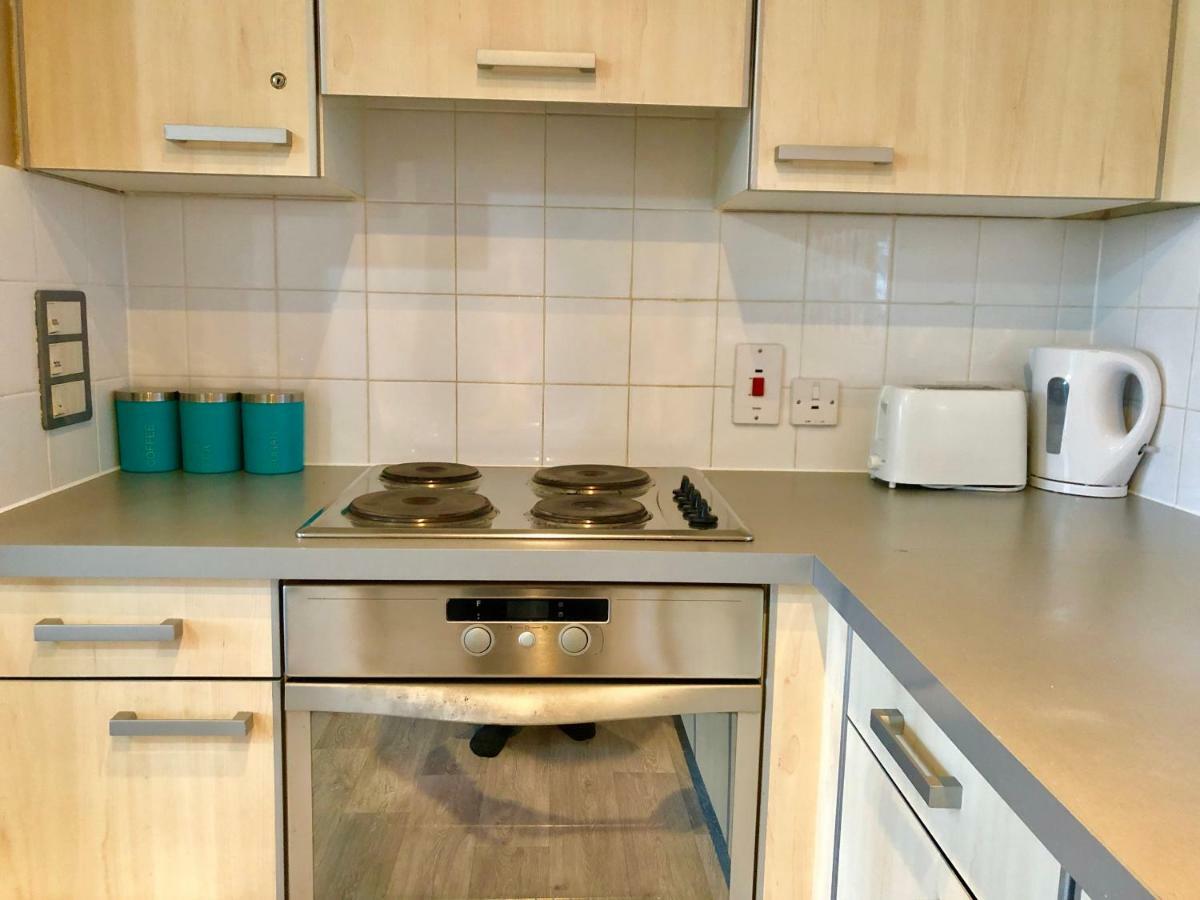 2 Bedrooms Modern Apartment, Lounge, Full Kitchen, Balcony, 5 Minutes Stratford Station Apartamento Londres