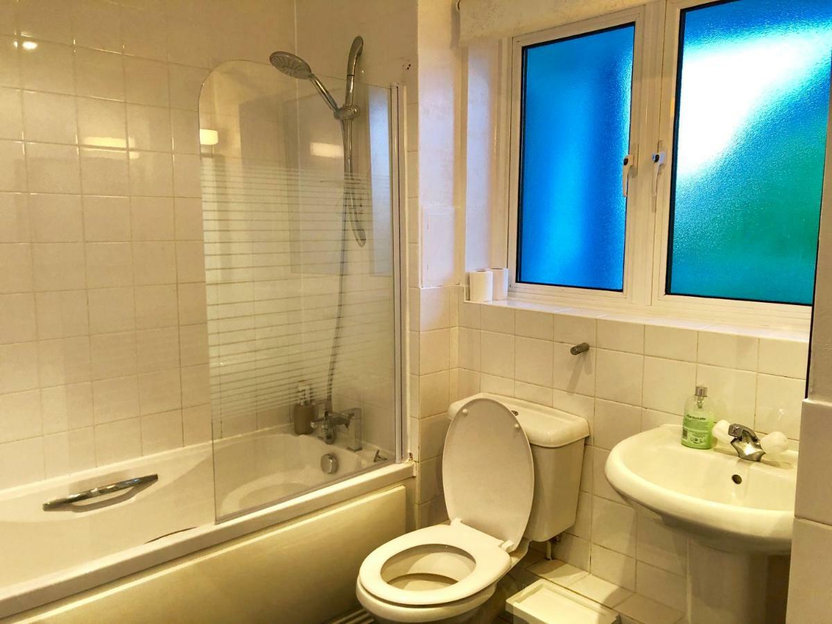 2 Bedrooms Modern Apartment, Lounge, Full Kitchen, Balcony, 5 Minutes Stratford Station Apartamento Londres