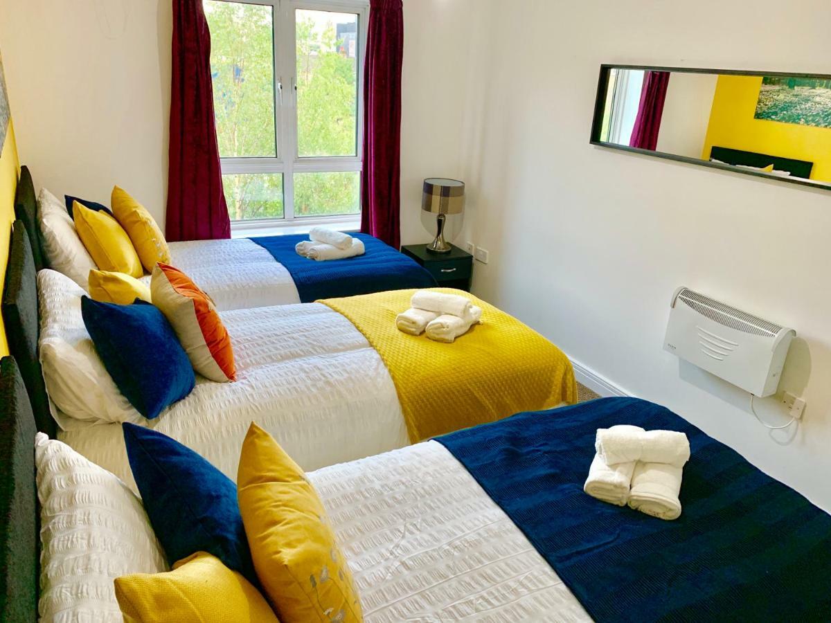 2 Bedrooms Modern Apartment, Lounge, Full Kitchen, Balcony, 5 Minutes Stratford Station Londres