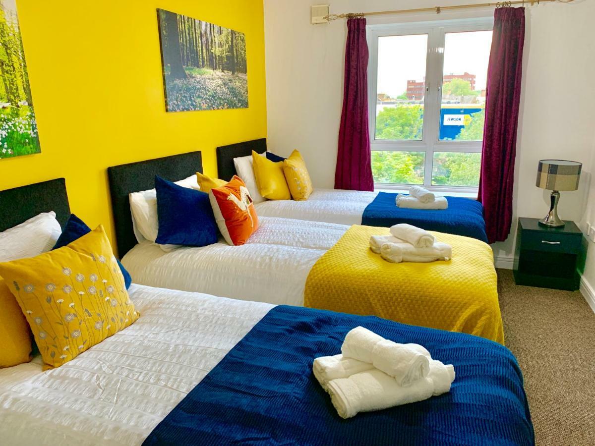 2 Bedrooms Modern Apartment, Lounge, Full Kitchen, Balcony, 5 Minutes Stratford Station * Londres