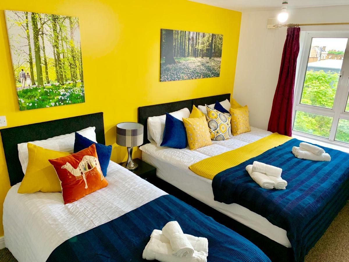 2 Bedrooms Modern Apartment, Lounge, Full Kitchen, Balcony, 5 Minutes Stratford Station * Londres