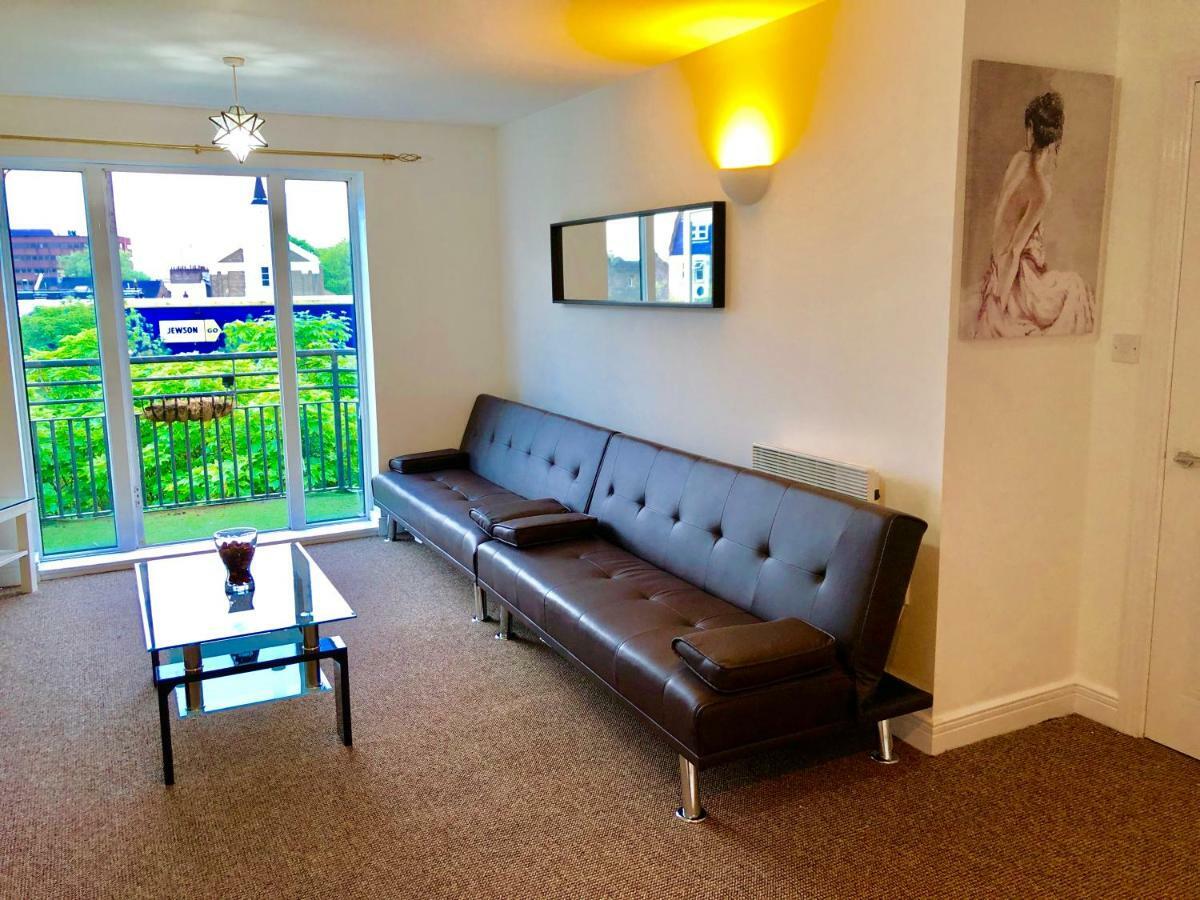 2 Bedrooms Modern Apartment, Lounge, Full Kitchen, Balcony, 5 Minutes Stratford Station Londres