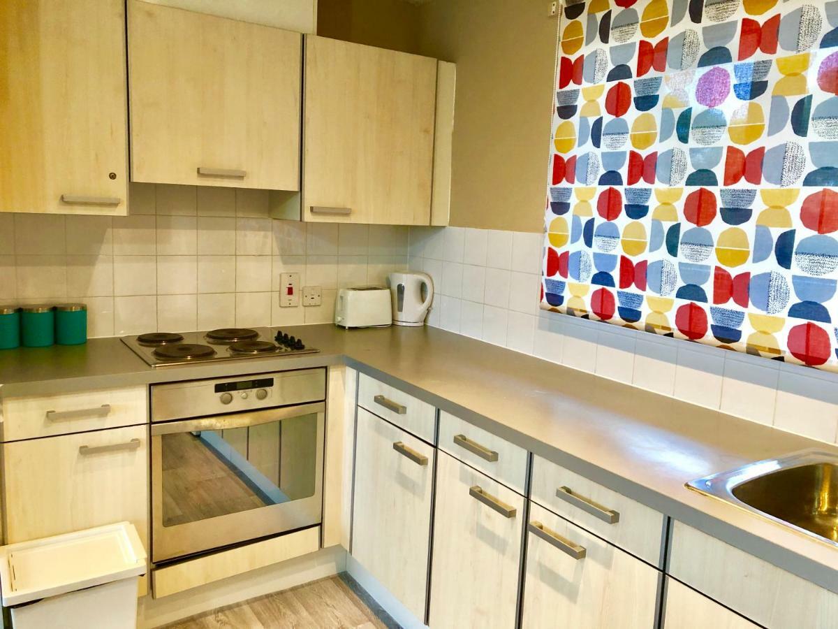 2 Bedrooms Modern Apartment, Lounge, Full Kitchen, Balcony, 5 Minutes Stratford Station Apartamento *