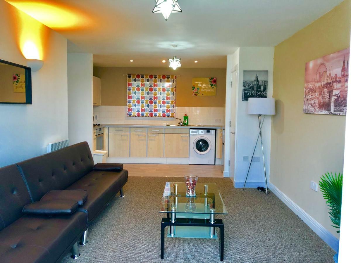 2 Bedrooms Modern Apartment, Lounge, Full Kitchen, Balcony, 5 Minutes Stratford Station Londres