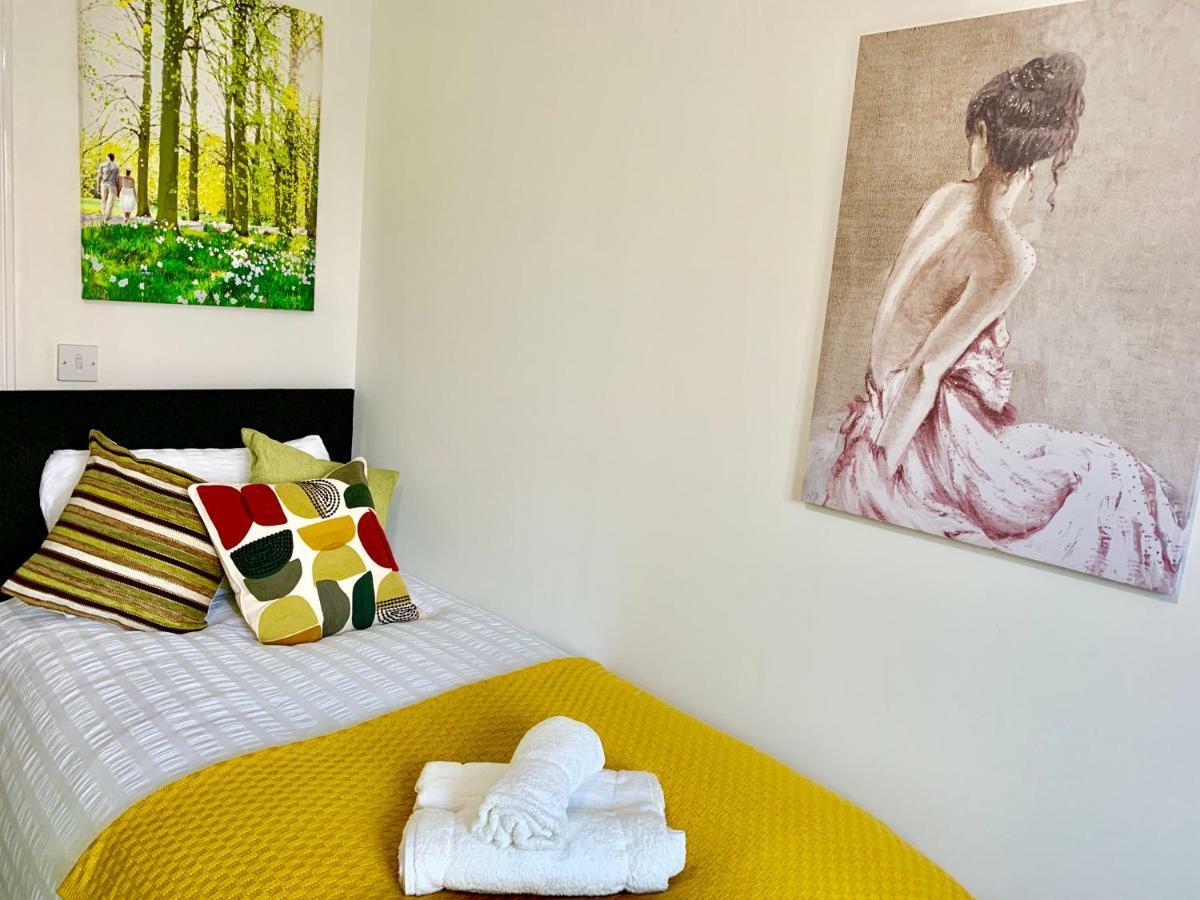 2 Bedrooms Modern Apartment, Lounge, Full Kitchen, Balcony, 5 Minutes Stratford Station Apartamento *