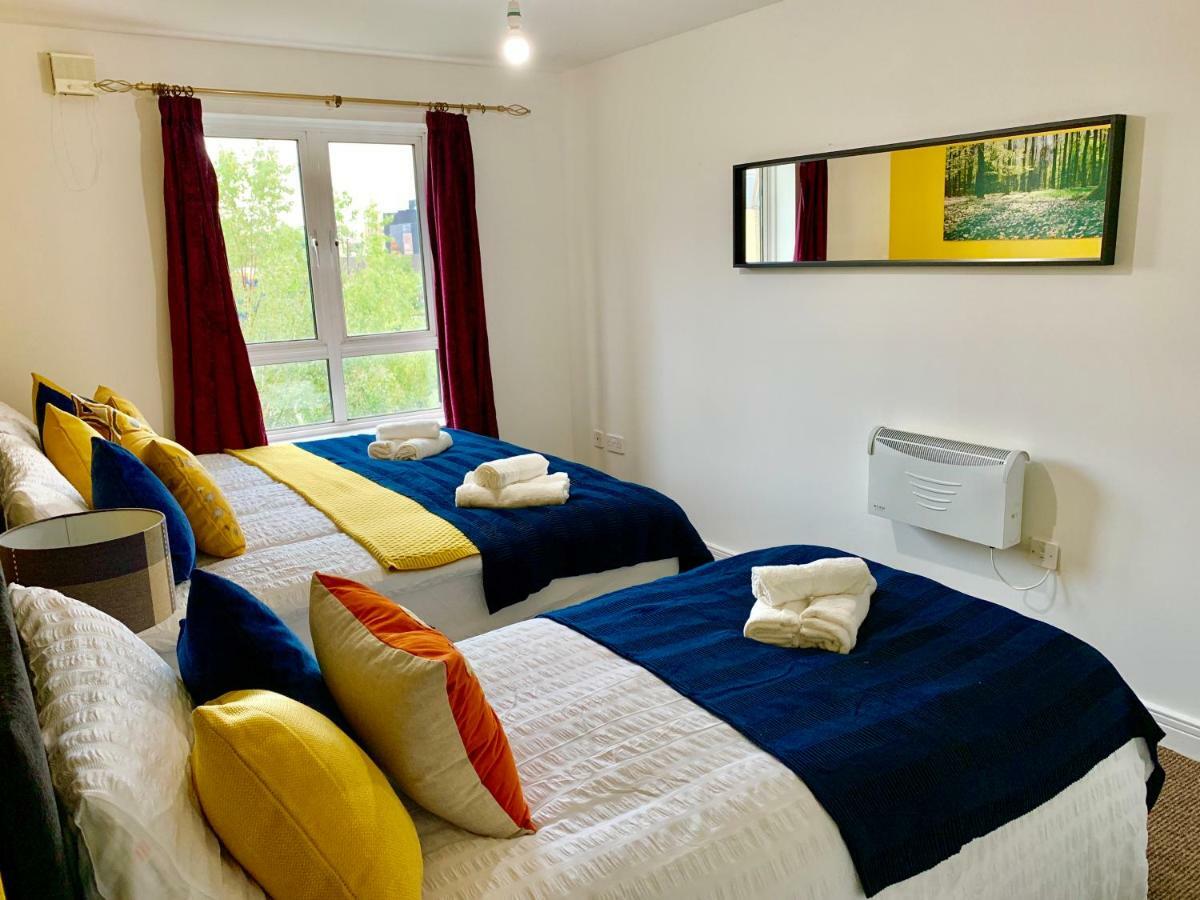 2 Bedrooms Modern Apartment, Lounge, Full Kitchen, Balcony, 5 Minutes Stratford Station Londres
