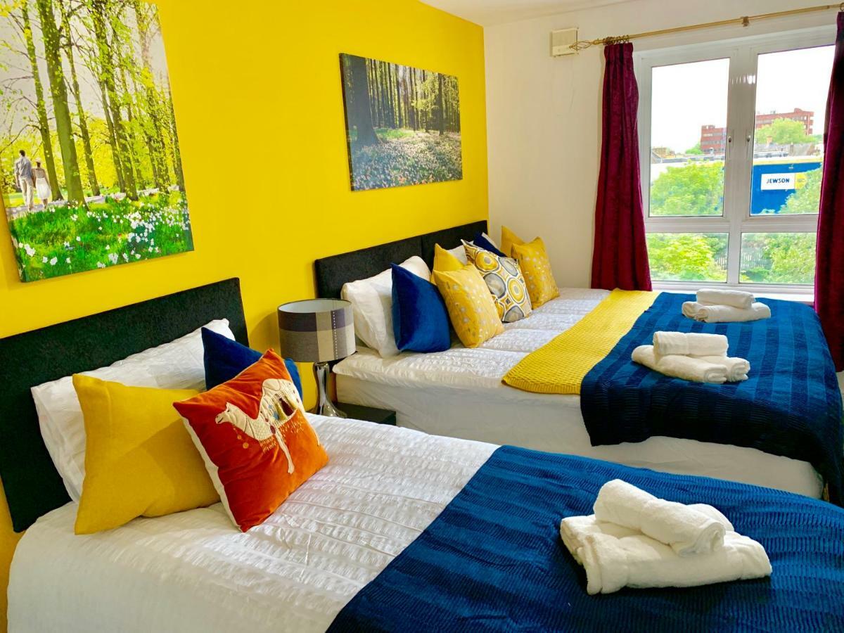 2 Bedrooms Modern Apartment, Lounge, Full Kitchen, Balcony, 5 Minutes Stratford Station Apartamento Londres