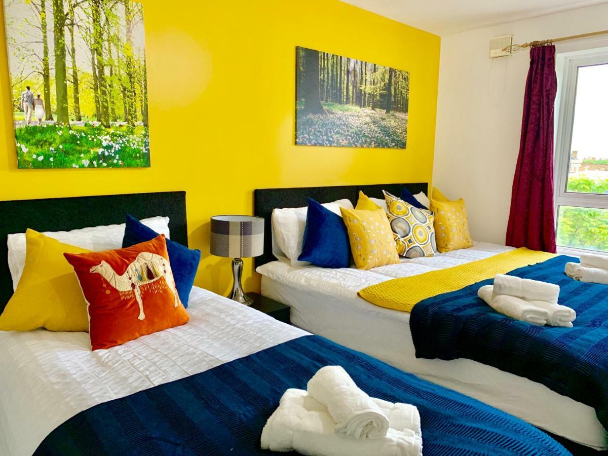 2 Bedrooms Modern Apartment, Lounge, Full Kitchen, Balcony, 5 Minutes Stratford Station Londres