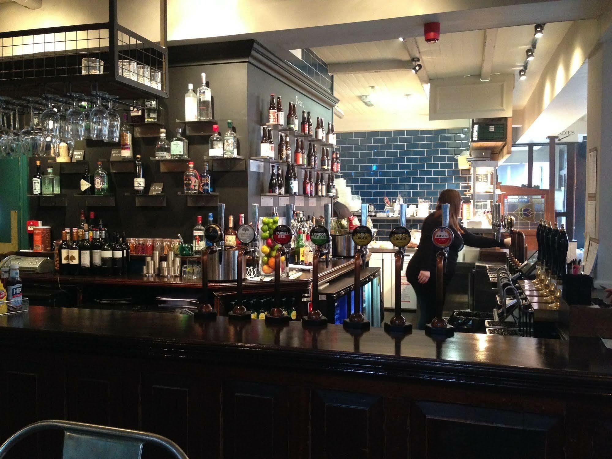 Hostal Publove @ The Exmouth Arms, Euston Londres