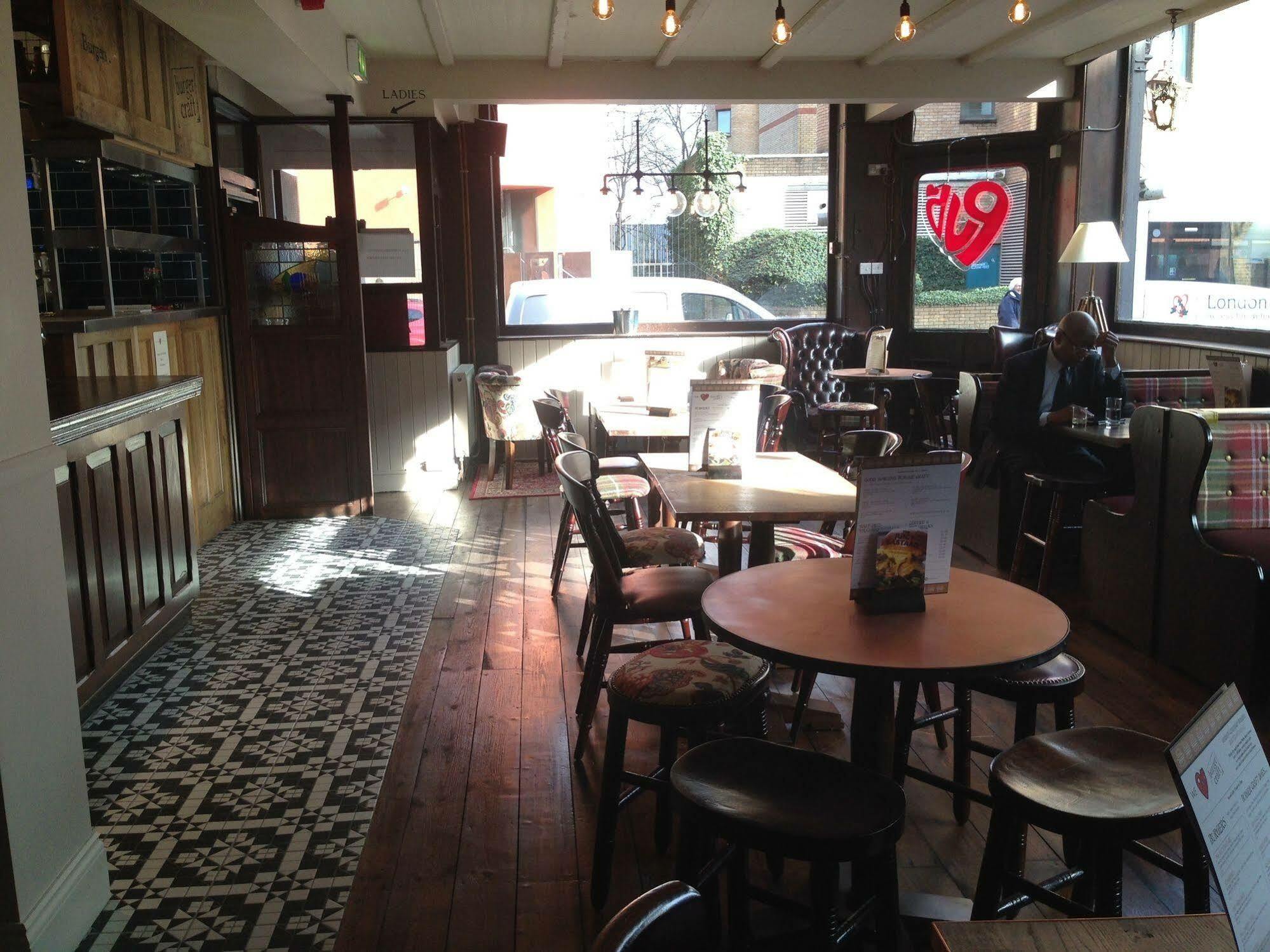 Publove @ The Exmouth Arms, Euston * Londres