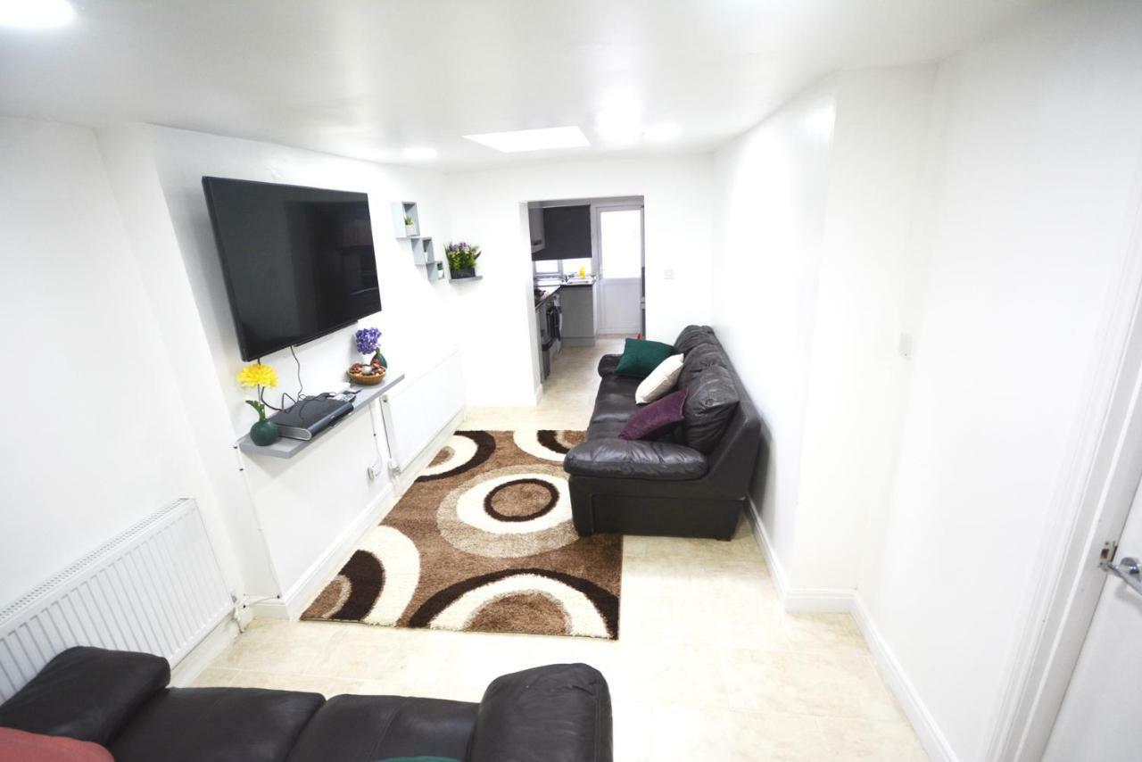 Zone 2 Three Bedroom Apartment London