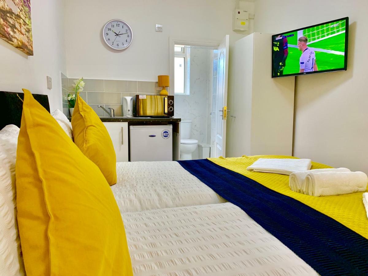 3 Bedrooms, 3 Baths, Spacious Lounge, Full Kitchen, Garden, Ground Floor, Free Parking Londres