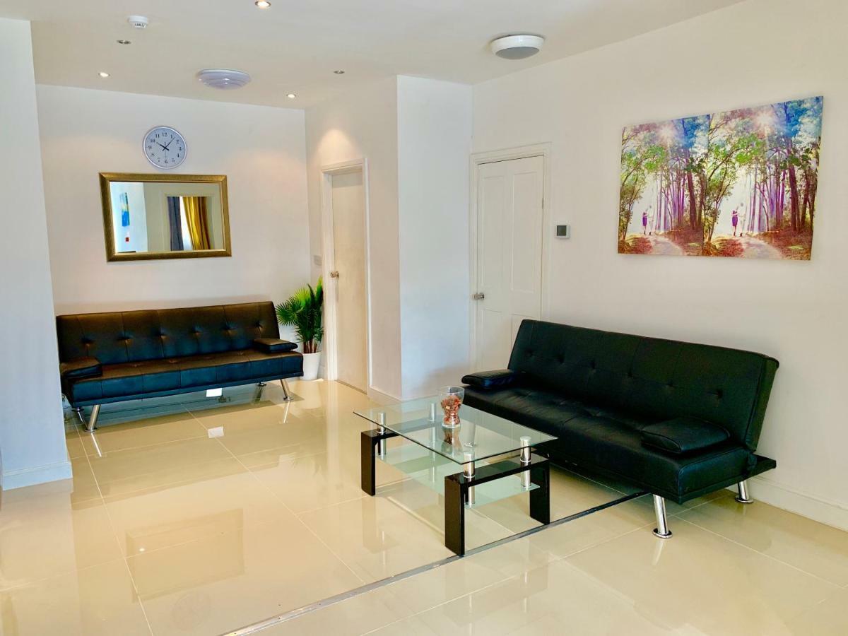 3 Bedrooms, 3 Baths, Spacious Lounge, Full Kitchen, Garden, Ground Floor, Free Parking Appartement