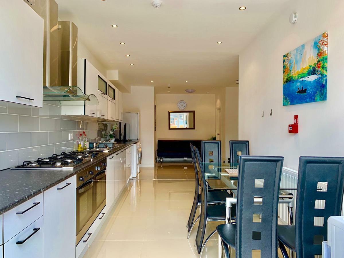3 Bedrooms, 3 Baths, Spacious Lounge, Full Kitchen, Garden, Ground Floor, Free Parking Appartement