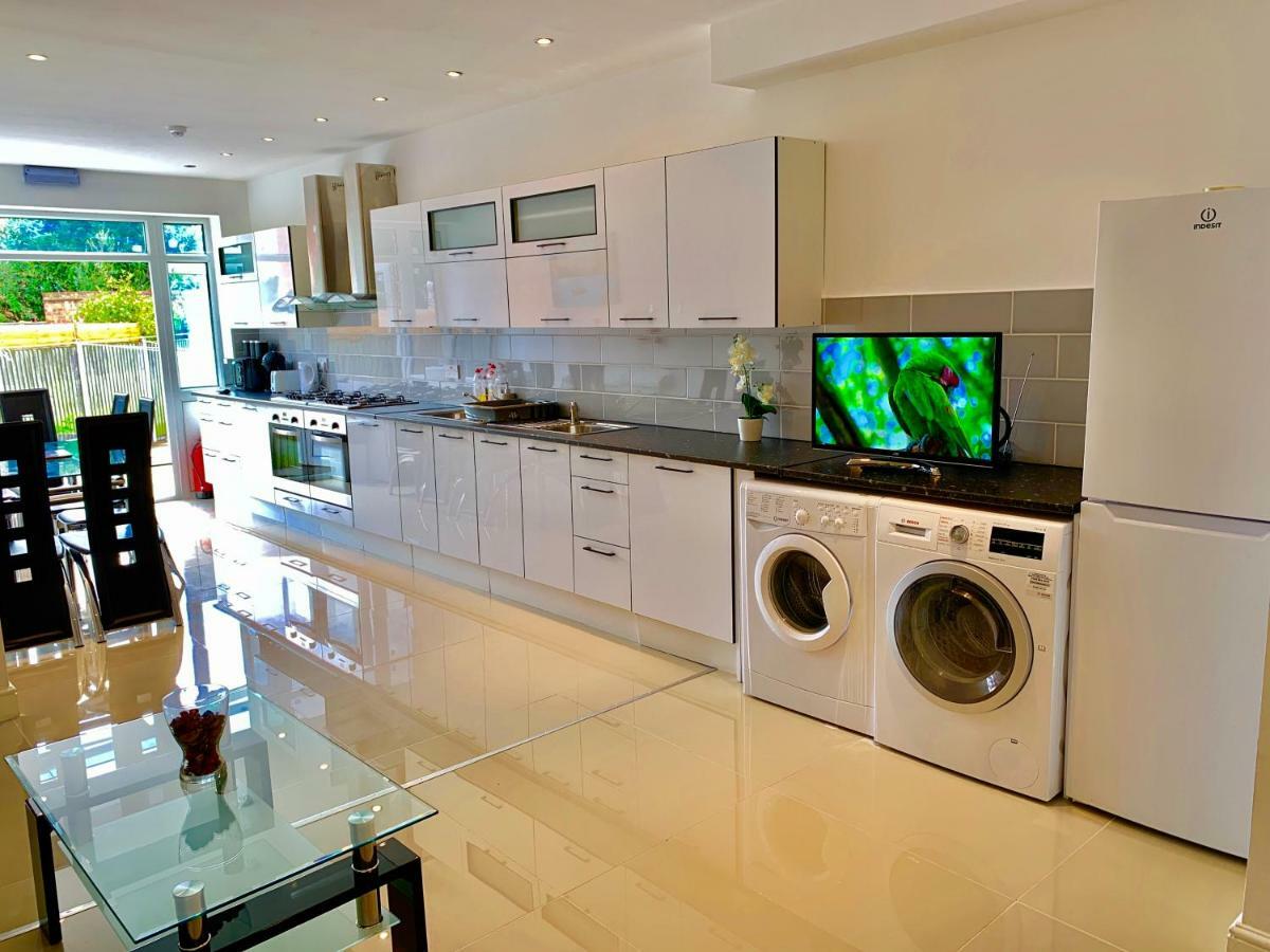 3 Bedrooms, 3 Baths, Spacious Lounge, Full Kitchen, Garden, Ground Floor, Free Parking Londres