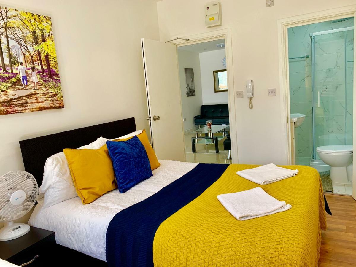 3 Bedrooms, 3 Baths, Spacious Lounge, Full Kitchen, Garden, Ground Floor, Free Parking Appartement *