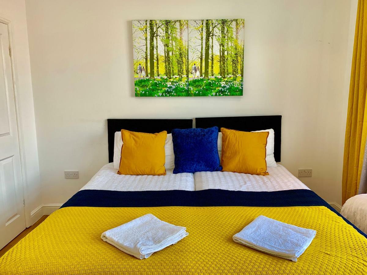 3 Bedrooms, 3 Baths, Spacious Lounge, Full Kitchen, Garden, Ground Floor, Free Parking * Londres