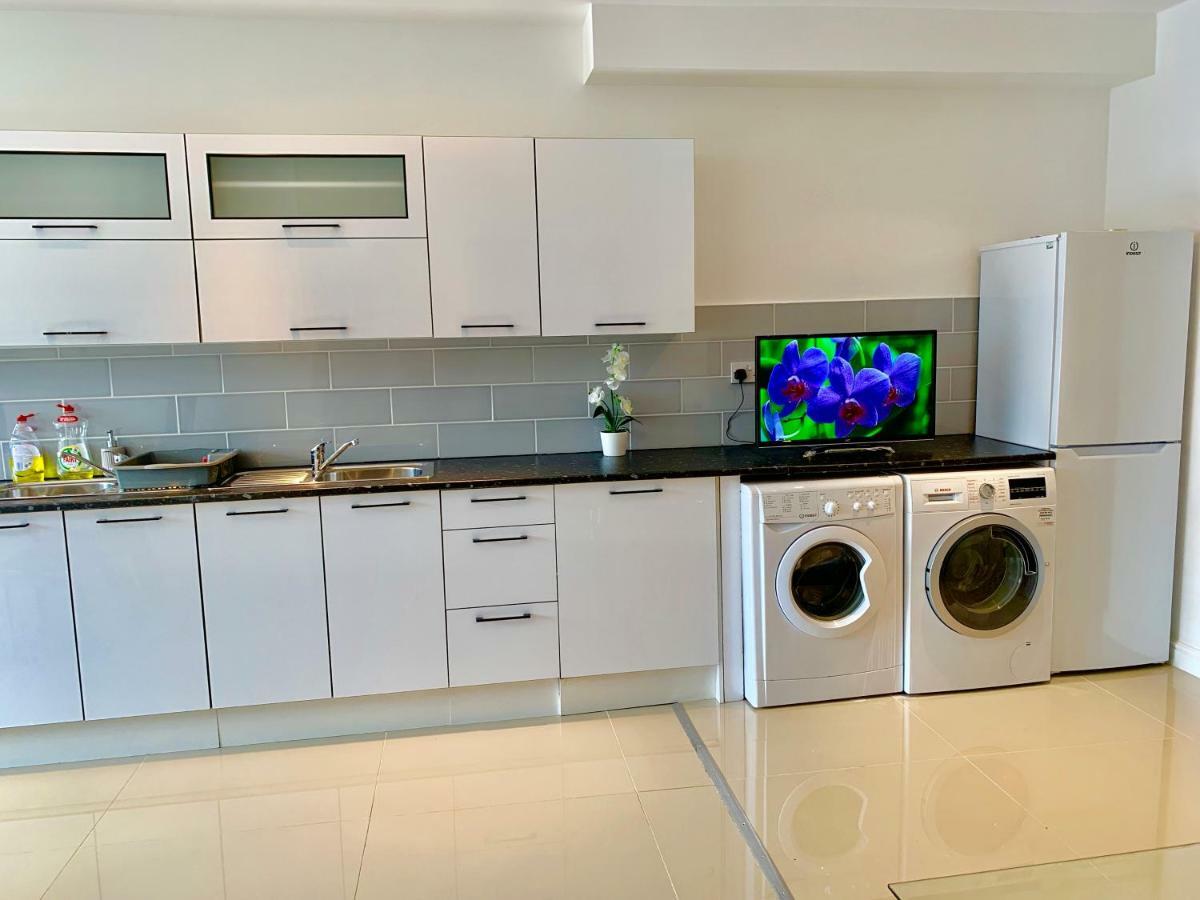 3 Bedrooms, 3 Baths, Spacious Lounge, Full Kitchen, Garden, Ground Floor, Free Parking Appartement