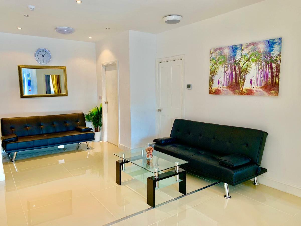 Appartement 3 Bedrooms, 3 Baths, Spacious Lounge, Full Kitchen, Garden, Ground Floor, Free Parking