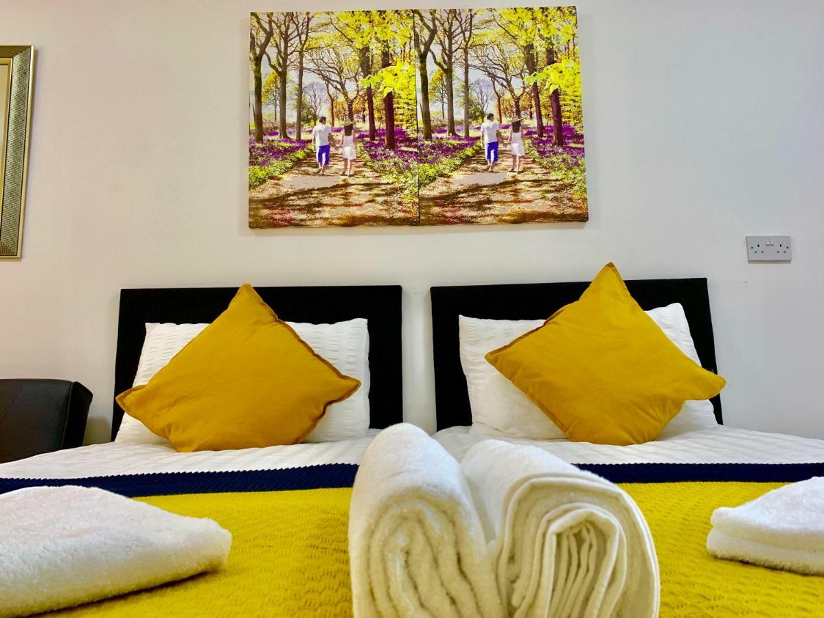3 Bedrooms, 3 Baths, Spacious Lounge, Full Kitchen, Garden, Ground Floor, Free Parking Appartement *