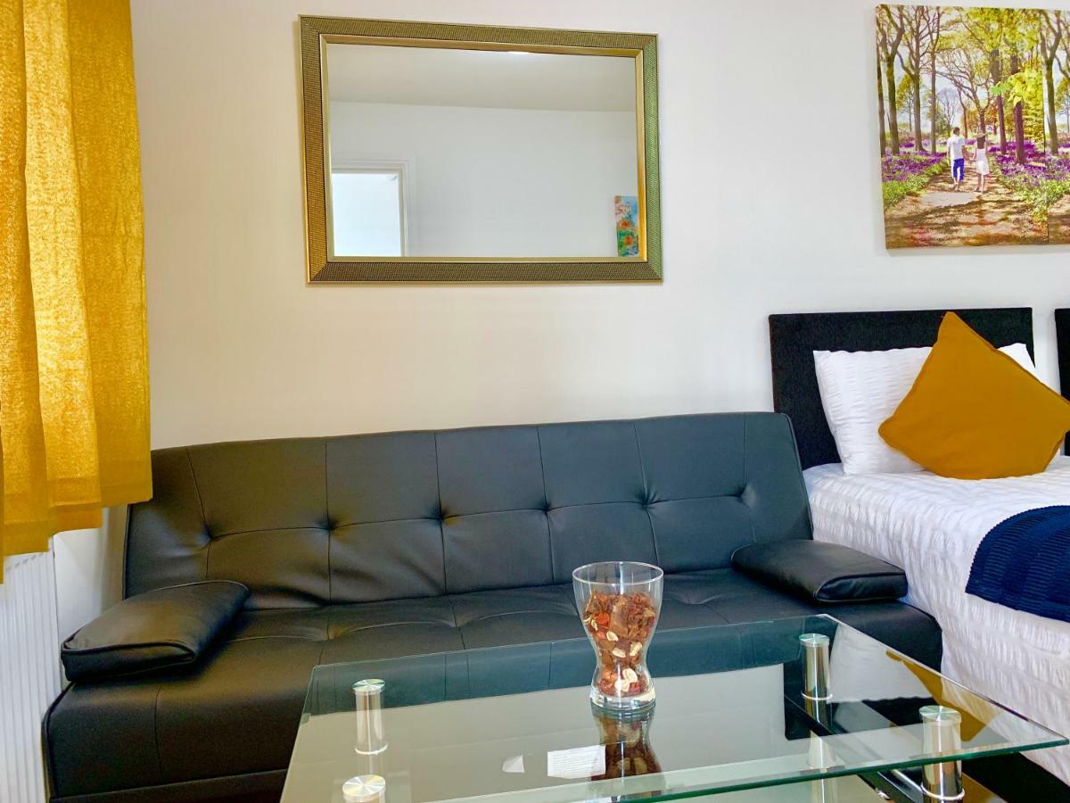 Appartement 3 Bedrooms, 3 Baths, Spacious Lounge, Full Kitchen, Garden, Ground Floor, Free Parking Londres