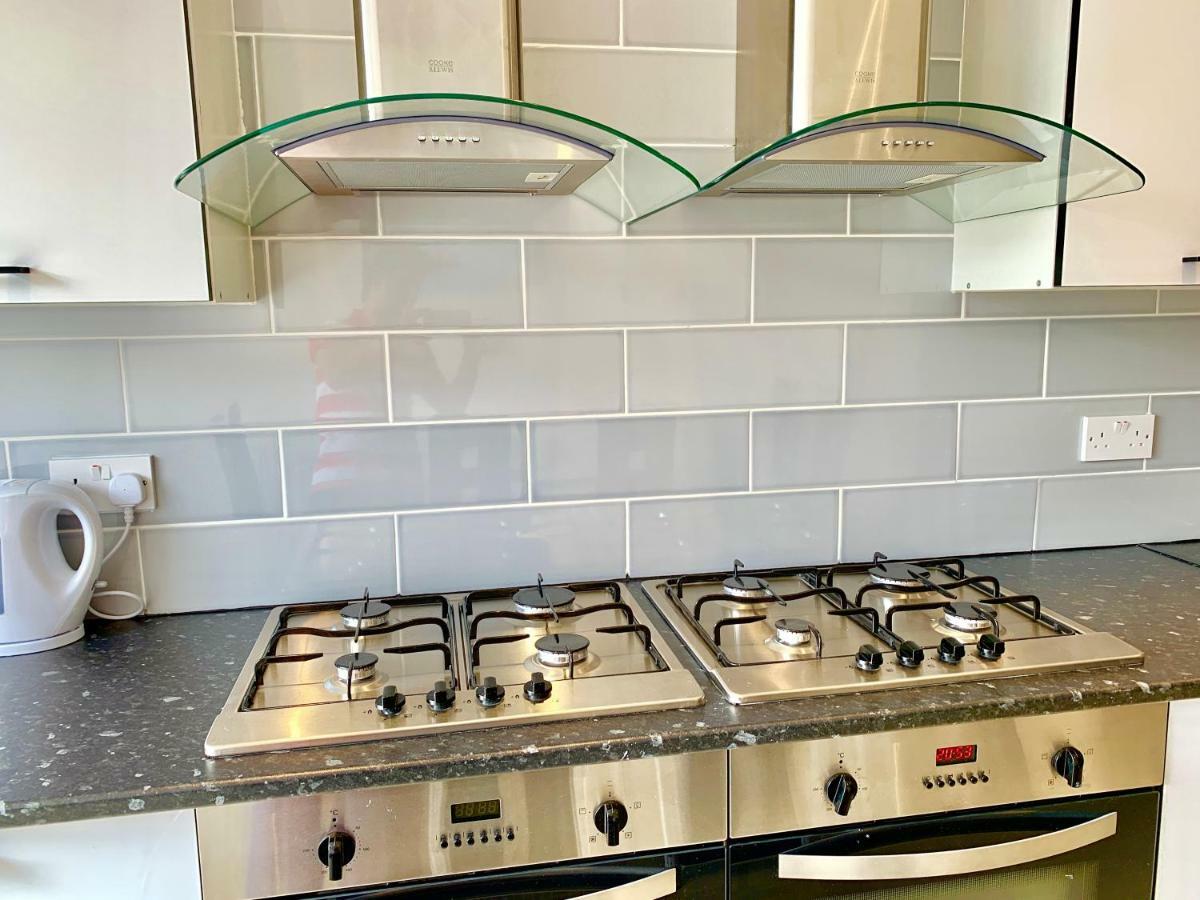 Appartement 3 Bedrooms, 3 Baths, Spacious Lounge, Full Kitchen, Garden, Ground Floor, Free Parking *