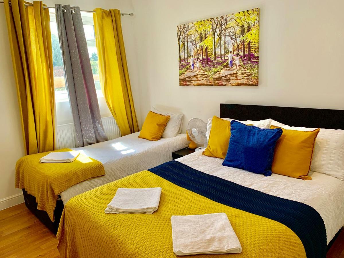 Appartement 3 Bedrooms, 3 Baths, Spacious Lounge, Full Kitchen, Garden, Ground Floor, Free Parking *